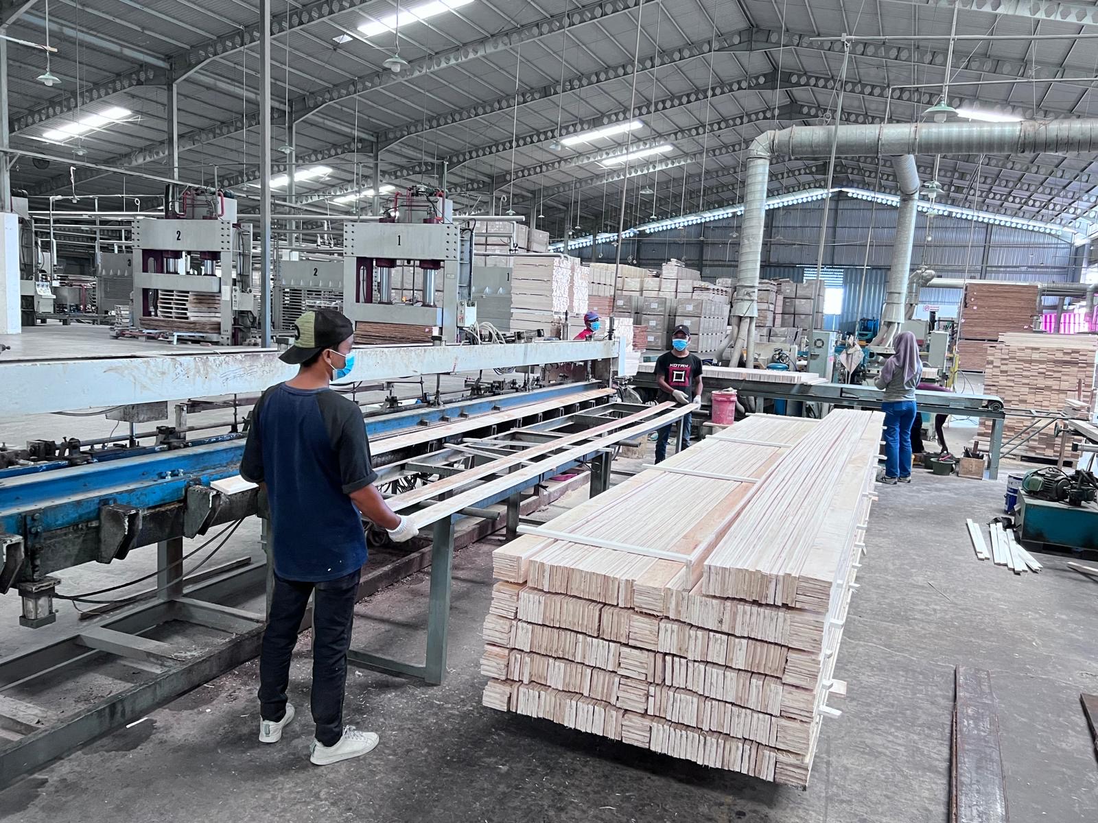 Wood component cut to size at the production facility